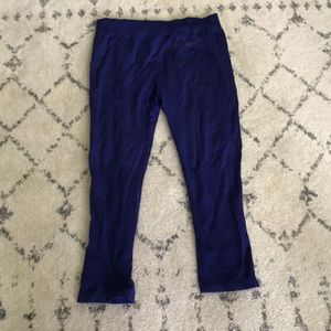 Blue Nike crop leggings.